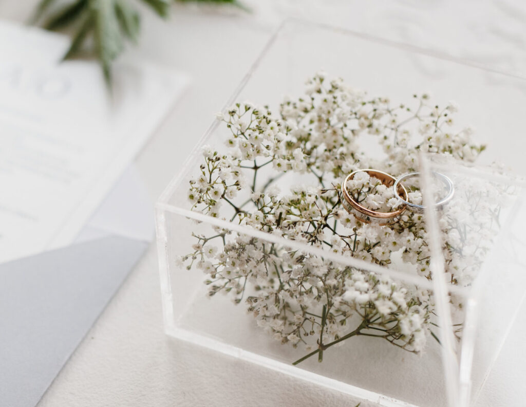 Detailfoto der Trauringe am Tag der Hochzeit